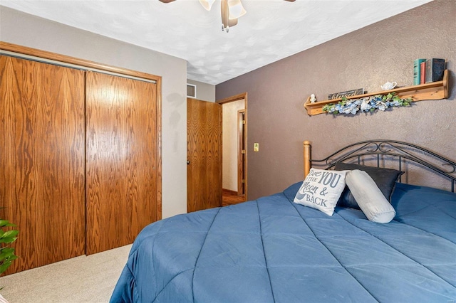 bedroom featuring carpet floors, ceiling fan, and a closet