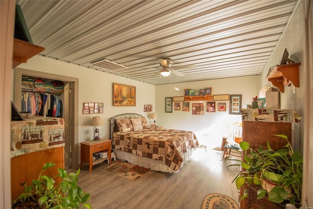 bedroom with hardwood / wood-style flooring, a closet, and ceiling fan