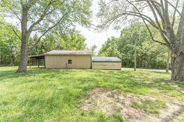 view of yard with an outbuilding