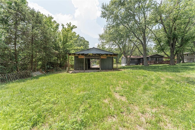 view of yard with an outdoor structure