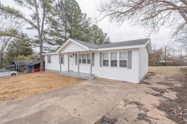 ranch-style home with a porch