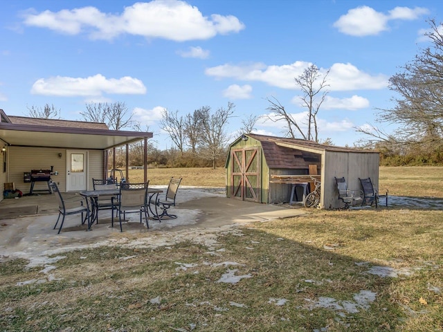 view of yard featuring an outdoor structure and a patio