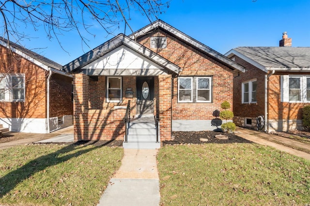 view of front of property featuring a front lawn