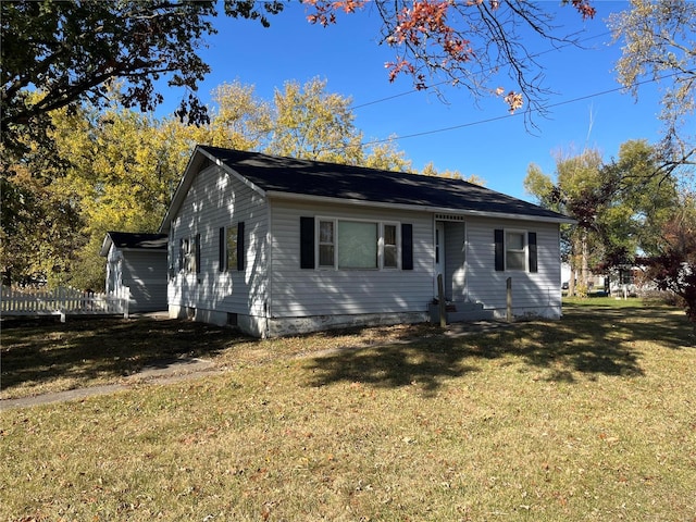 ranch-style home featuring a front lawn