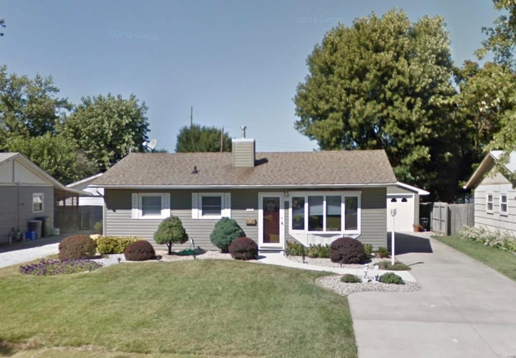 ranch-style house featuring a front lawn