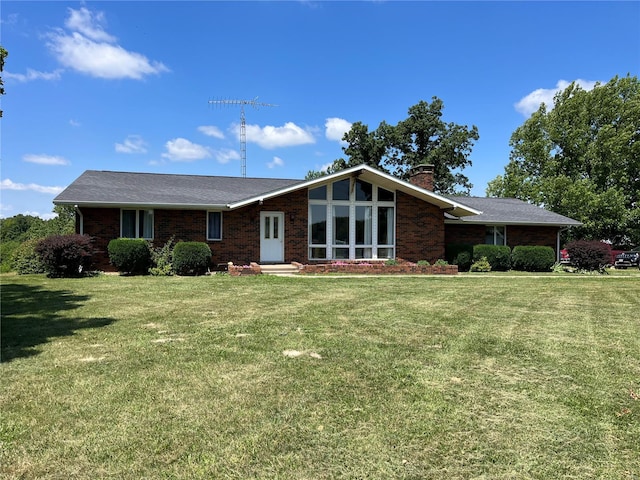 view of front facade featuring a front lawn