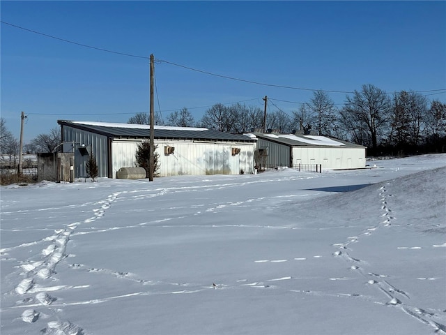 view of front of home with an outdoor structure