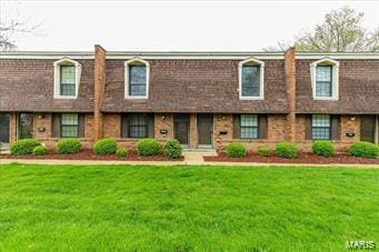 multi unit property featuring a front yard