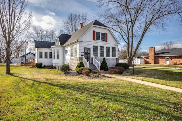 view of front of home featuring a front yard