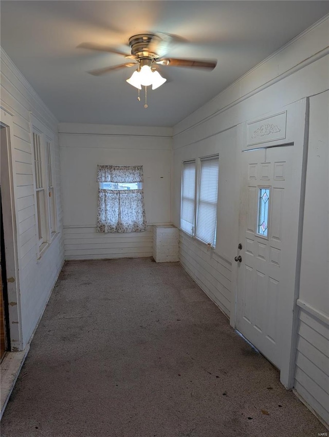 foyer with carpet and ceiling fan