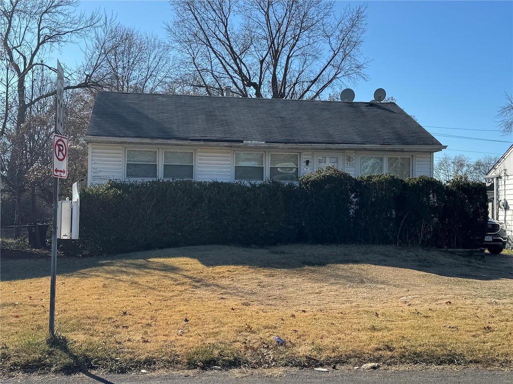 view of front of house featuring a front yard