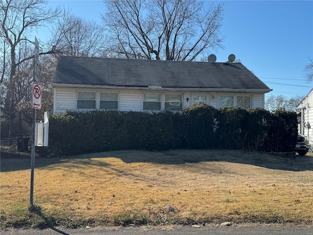 view of front of house featuring a front yard