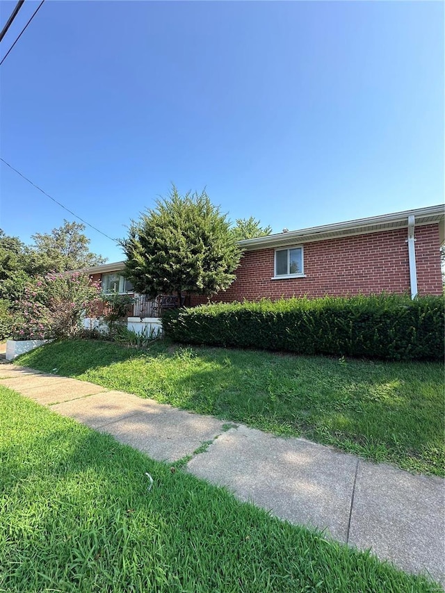 view of front of property with a front lawn