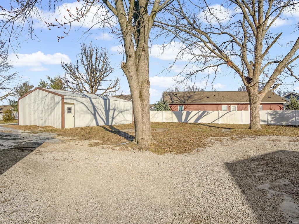 view of yard featuring an outbuilding