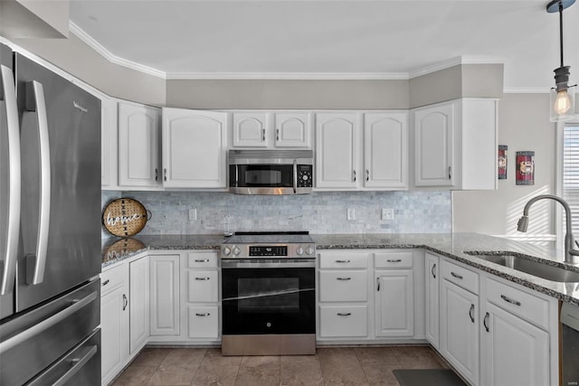 kitchen with stainless steel appliances, decorative light fixtures, white cabinetry, and sink