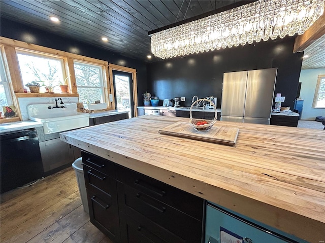 kitchen featuring sink, dishwasher, wooden ceiling, a chandelier, and hardwood / wood-style flooring