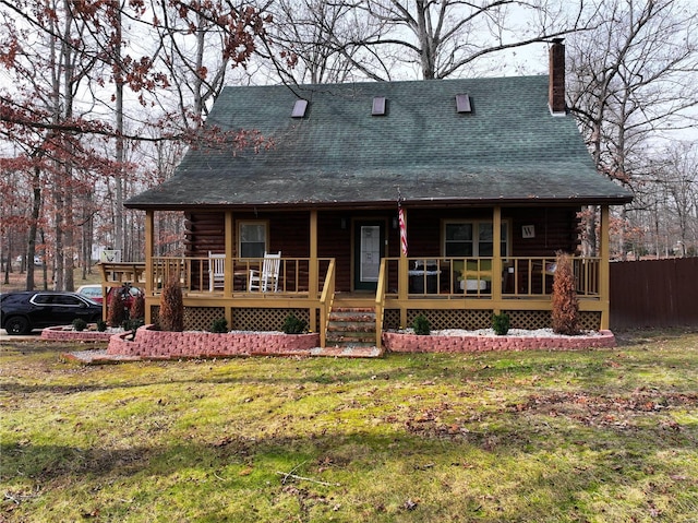 view of front of property featuring a front yard