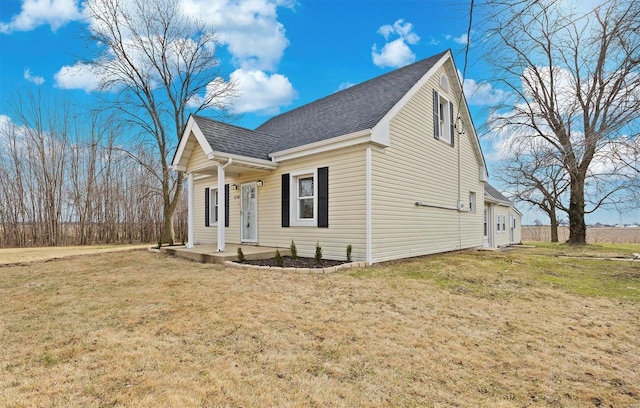 view of front of home featuring a front lawn