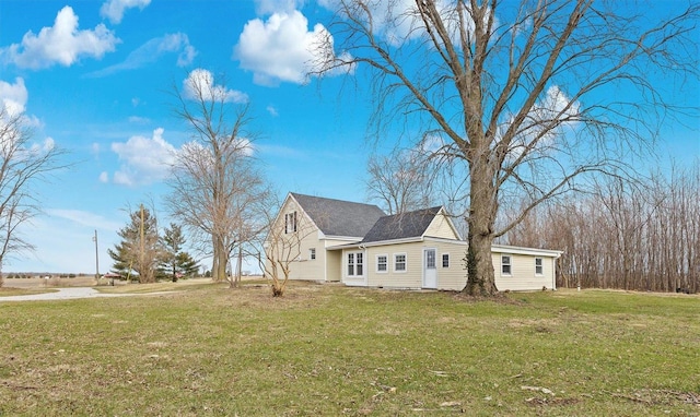 view of side of property featuring a lawn