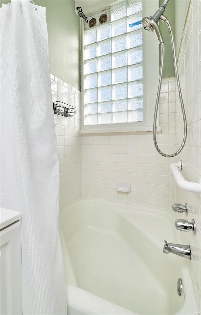 bathroom featuring shower / bath combo