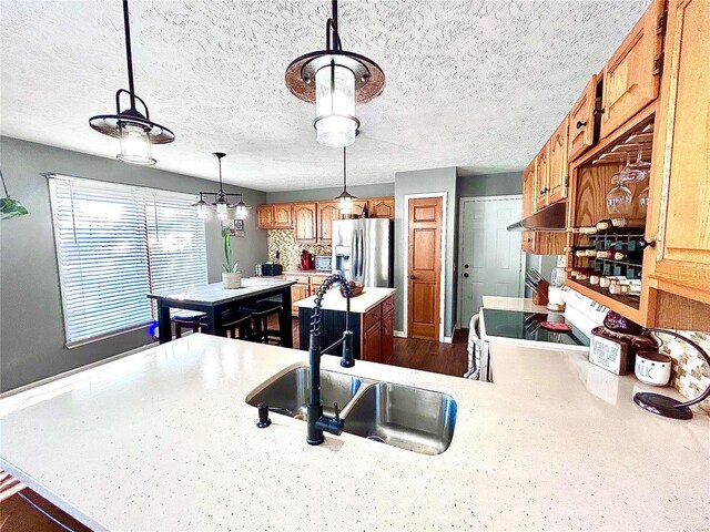 kitchen featuring hanging light fixtures, stainless steel refrigerator with ice dispenser, sink, and white electric stove