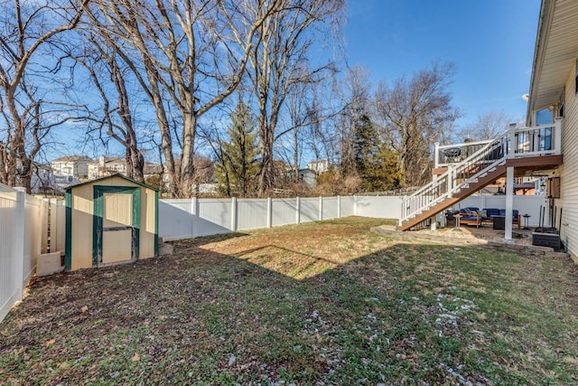 view of yard featuring a shed