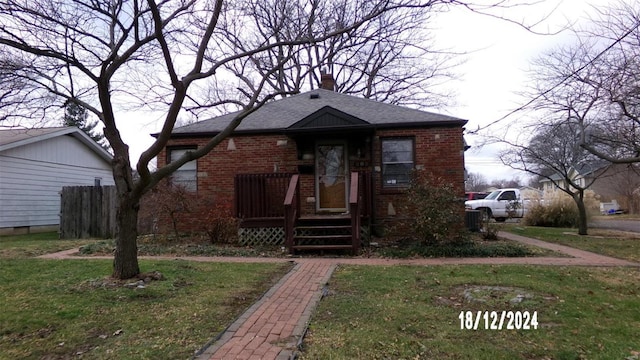 view of front of property with a front lawn