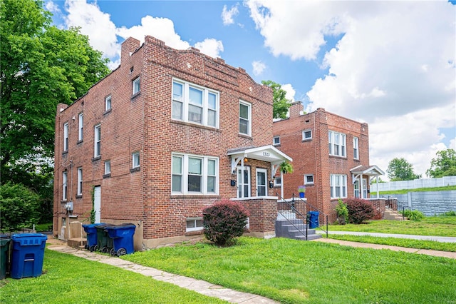 view of front of home featuring a front lawn