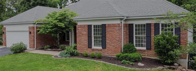 view of front facade featuring a front yard and a garage