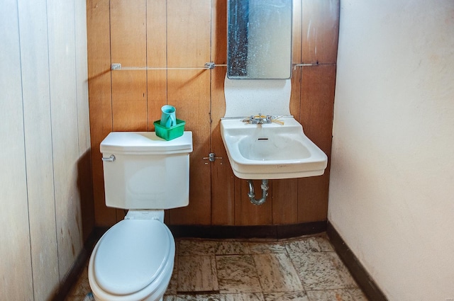 bathroom featuring toilet and sink