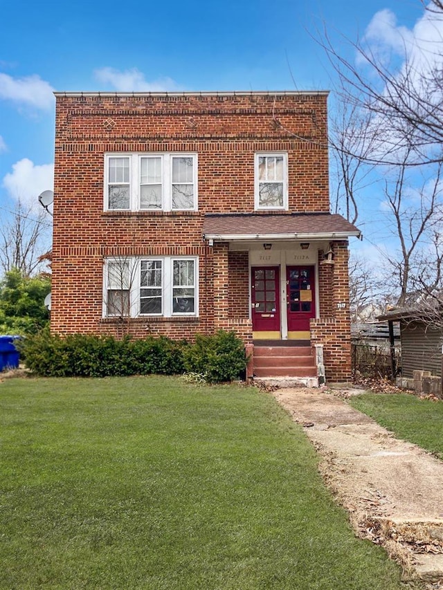 view of front of property featuring a front yard