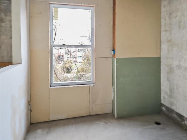 spare room featuring concrete floors