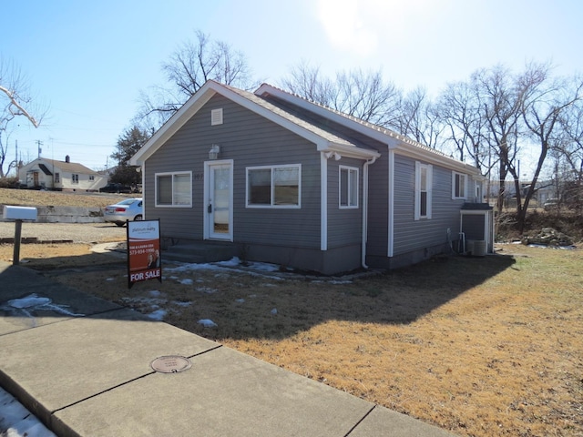 view of front of home with a front lawn