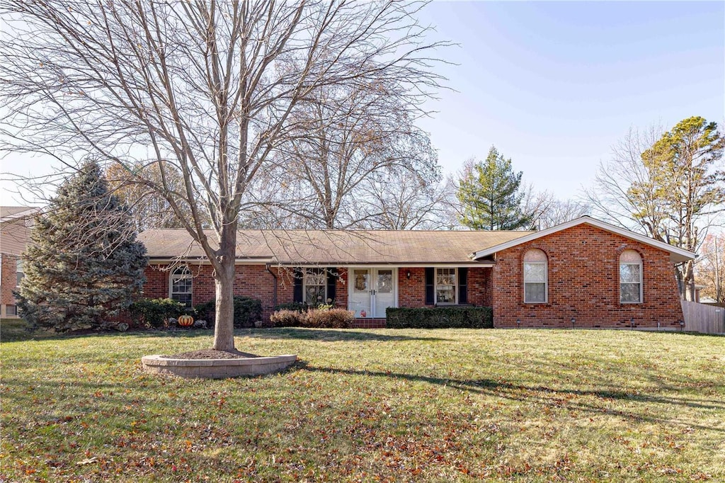 single story home with a front yard