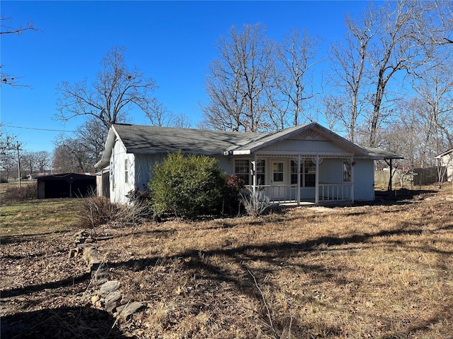 view of front facade with a front yard and covered porch