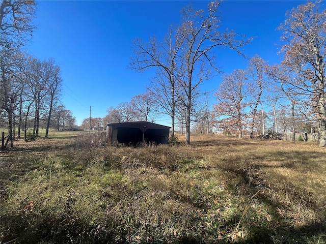 view of yard featuring an outbuilding