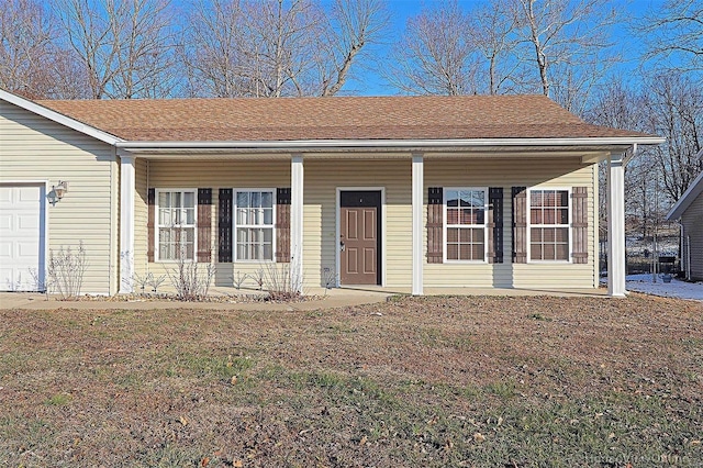 view of front of home featuring a garage and a front yard