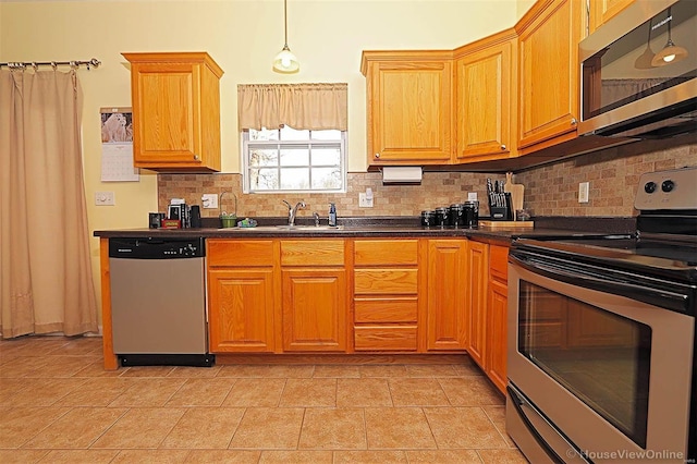 kitchen with backsplash, sink, and stainless steel appliances