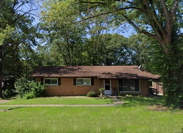 ranch-style home featuring a front yard