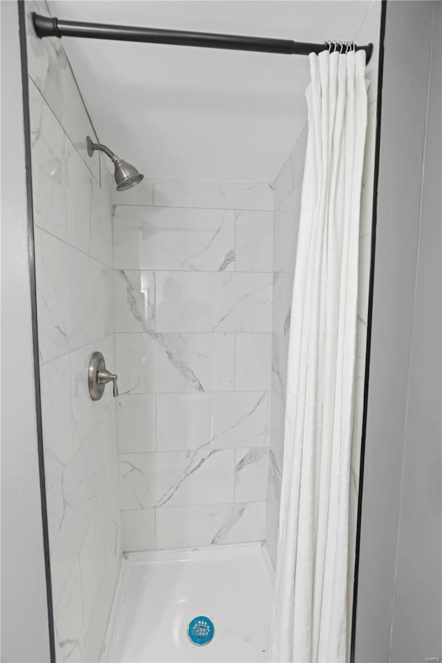 bathroom featuring a shower with curtain