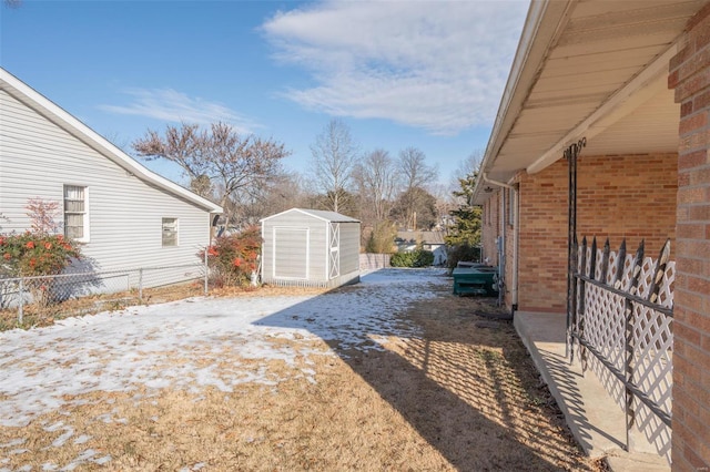 view of yard featuring a shed