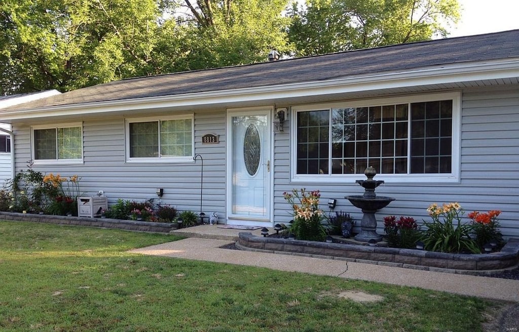 ranch-style house featuring a front yard