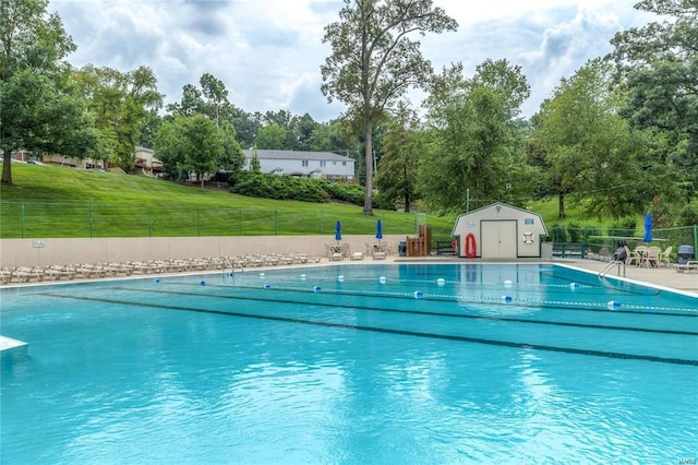 view of swimming pool featuring a lawn