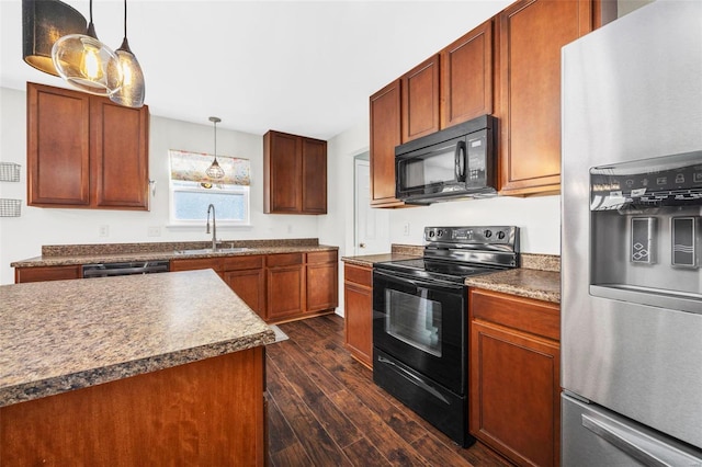 kitchen with decorative light fixtures, dark hardwood / wood-style floors, black appliances, and sink