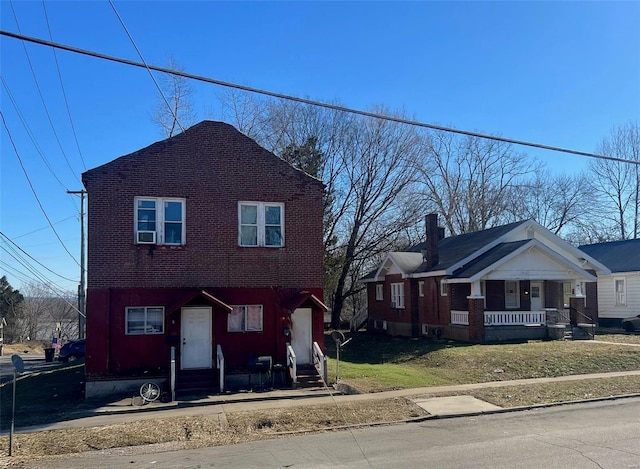 view of front of property with a front lawn