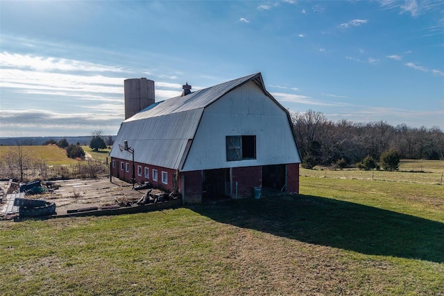 view of outdoor structure featuring a yard and a rural view