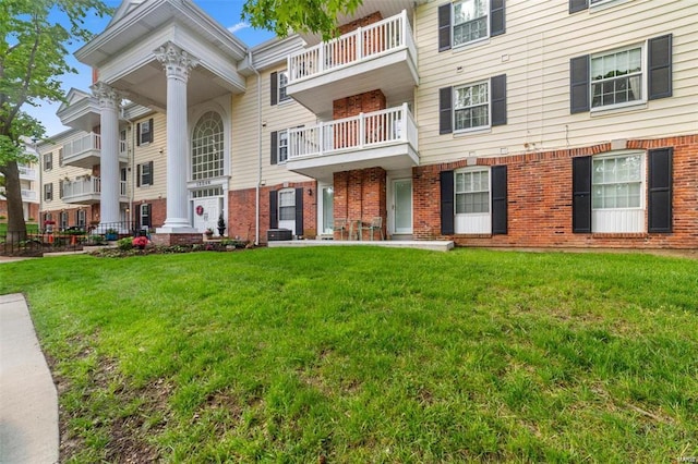 view of front of property featuring a front lawn