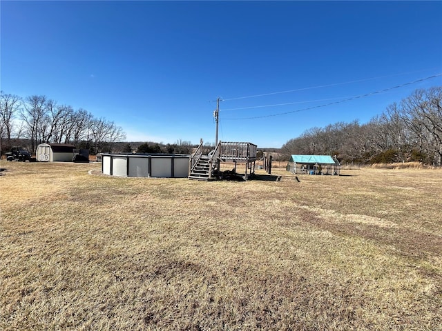 view of yard featuring a storage unit