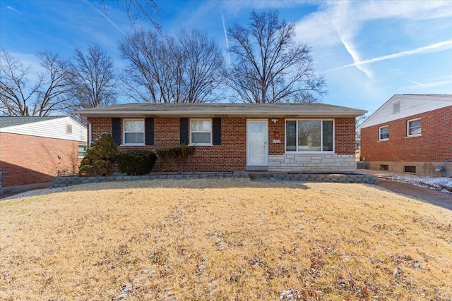 ranch-style home featuring a front lawn