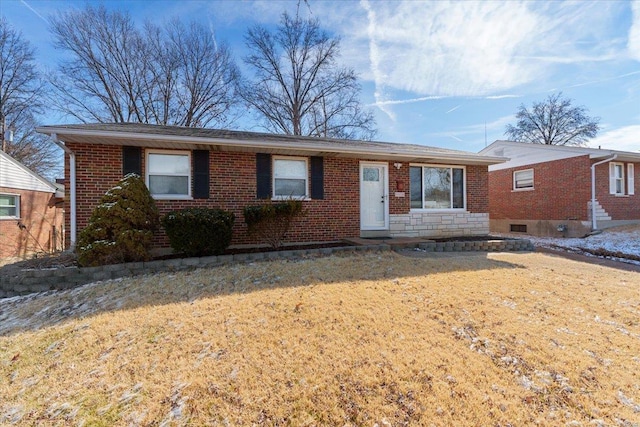 single story home with a front lawn